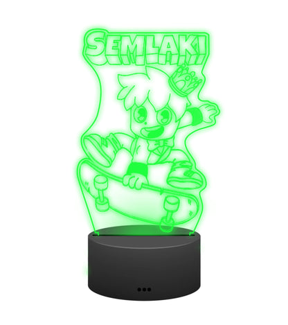 Semlaki 3D LED Lampe in Grün leuchtend: Semlaki mit Krone auf dem Skateboard als Gravur auf der Acrylplatte mit schwarzem LED-Sockel – Creator-Merch von semukri.de