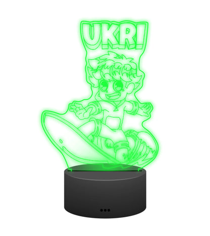 Ukri 3D LED Lampe in Grün leuchtend: Ukri beim Surfen auf der Welle als Gravur auf der Acrylplatte mit schwarzem LED-Sockel – Creator-Merch von semukri.de