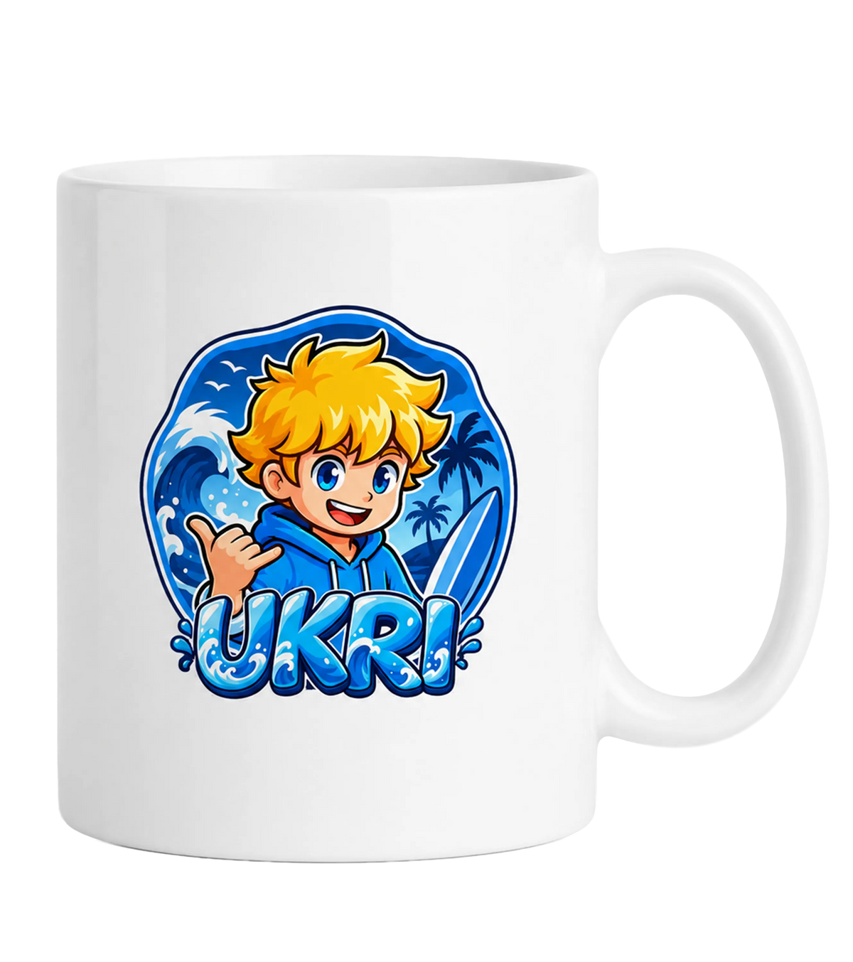 Weiße Tasse mit Ukri Logo-Motiv: Ukri mit Shaka-Gruß und Surfboard vor der großen blauen Welle – Creator-Merch von semukri.de