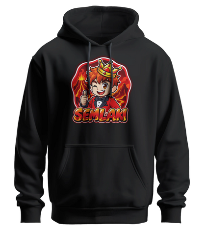 Semlaki Logo Hoodie in Schwarz: Semlaki mit goldener Krone, rotem Anzug und Daumen hoch vor glühender Vulkan-Kulisse als Frontprint – Creator-Merch von semukri.de