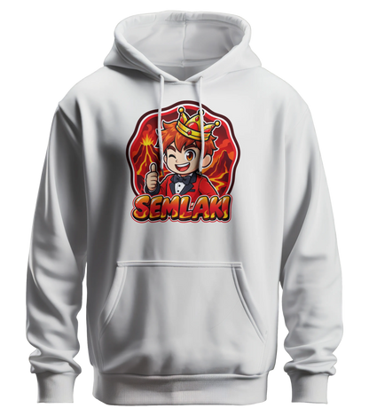Semlaki Logo Hoodie in Weiß: Semlaki mit goldener Krone, rotem Anzug und Daumen hoch vor glühender Vulkan-Kulisse als Frontprint – Creator-Merch von semukri.de