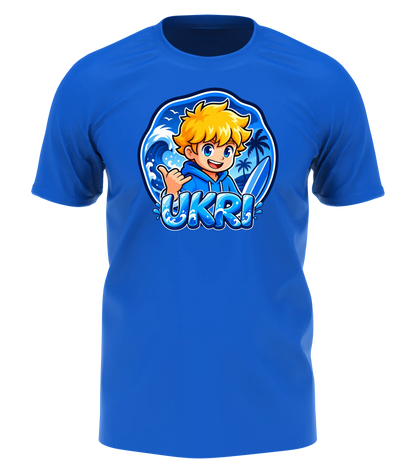 Ukri Logo T-Shirt in Blau: Ukri mit Shaka-Gruß und Surfboard vor der großen blauen Welle als Frontprint – Creator-Merch von semukri.de