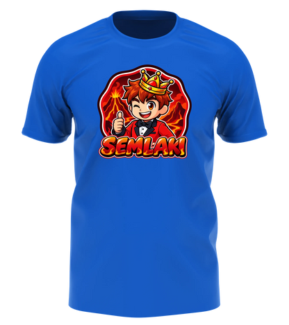 Semlaki Logo T-Shirt in Blau: Semlaki mit goldener Krone, rotem Anzug und Daumen hoch vor glühender Vulkan-Kulisse als Frontprint – Creator-Merch von semukri.de