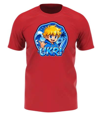 Ukri Logo T-Shirt in Rot: Ukri mit Shaka-Gruß und Surfboard vor der großen blauen Welle als Frontprint – Creator-Merch von semukri.de