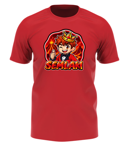 Semlaki Logo T-Shirt in Rot: Semlaki mit goldener Krone, rotem Anzug und Daumen hoch vor glühender Vulkan-Kulisse als Frontprint – Creator-Merch von semukri.de