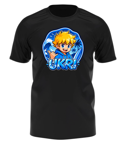 Ukri Logo T-Shirt in Schwarz: Ukri mit Shaka-Gruß und Surfboard vor der großen blauen Welle als Frontprint – Creator-Merch von semukri.de