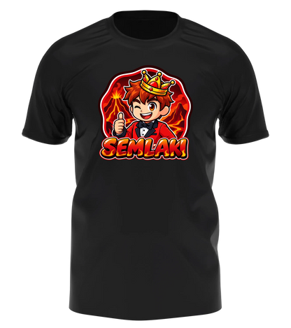 Semlaki Logo T-Shirt in Schwarz: Semlaki mit goldener Krone, rotem Anzug und Daumen hoch vor glühender Vulkan-Kulisse als Frontprint – Creator-Merch von semukri.de