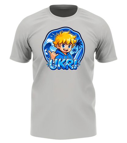 Ukri Logo T-Shirt in Weiß: Ukri mit Shaka-Gruß und Surfboard vor der großen blauen Welle als Frontprint – Creator-Merch von semukri.de