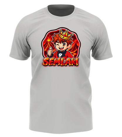 Semlaki Logo T-Shirt in Weiß: Semlaki mit goldener Krone, rotem Anzug und Daumen hoch vor glühender Vulkan-Kulisse als Frontprint – Creator-Merch von semukri.de