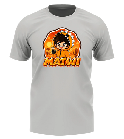 Matwi Logo T-Shirt in Weiß: Matwi im Dino-Hoodie mit Peace-Zeichen vor der Wüsten-Sonne als Frontprint – Creator-Merch von semukri.de